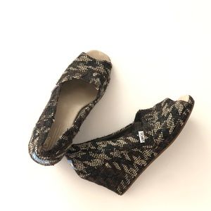 TOMs peep toe wedge